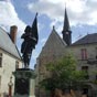 Statue de Jeanne-d'Arc sur la place...Jeanne-d'Arc à Sainte-Catherine-de-Fierbois.